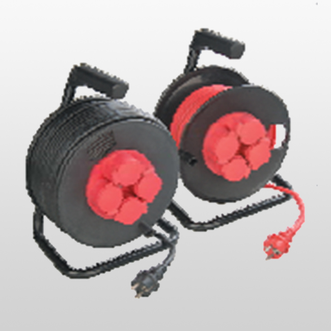 CRG4PS/CRG4PL Non-rewirable, with a thermal cut-out, with a non- rewirable plug 2P+E Cable reel with 4 -Way socket-outlets with shutters Reeled max 0.92 KW (4.0A) Unreeled max 3.22KW (14A)